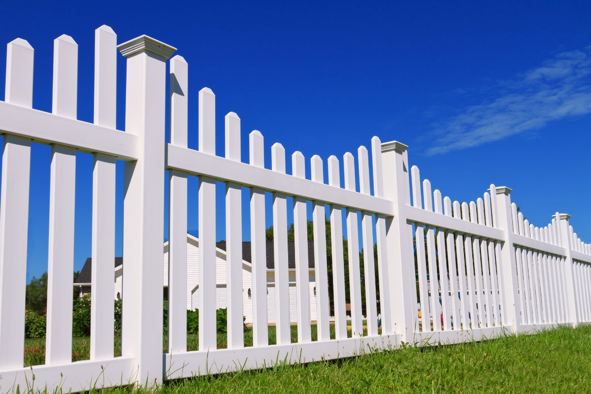 Space-Saving Fence Designs for Tiny Houses