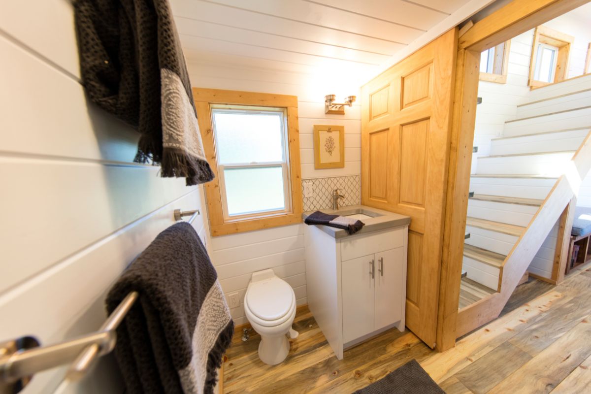 Smart Bathroom Solutions for Tiny Homes: Choosing the Perfect Vanity for Small Spaces