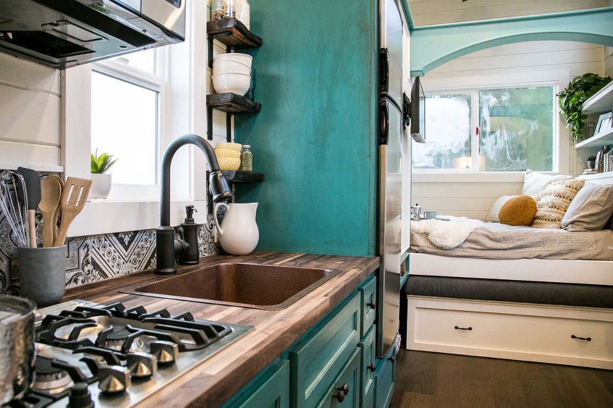 Maximizing Kitchen Efficiency in a Tiny Home: Smart Layout and Ventilation Tips